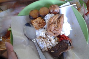 Nasi Jamblang Ibu Nur, Kuliner Cirebon yang Gaul di Twitter