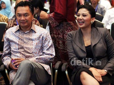Dampingi Suami, Rosa Rai Djalal Terlihat Cantik
