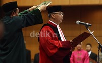 Akil Mochtar kembali mengucapkan sumpah jabatan sebagai Ketua Mahkamah Konstitusi (MK).