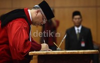 Sebelumnya, pengucapan sumpah Akil yang kedua kalinya ini sehubungan dengam habisnya masa jabatan mantan anggota DPR ini sebagai hakim konstitusi periode 2008-2013. Namun, DPR memperpanjang masa jabatannya menjadi lima tahun hingga 2018 mendatang.