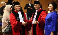 Akil Mocthar mendapat ucapan selamat.
