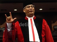 Usai diambil sumpah sebagai Ketua MK, Akil Mochtar memberikan salam kepada para wartawan yang hendak mewawancarainya. Dia pun melambaikan salam Metal.