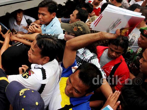 Berebut Buku Gratis dari Jokowi