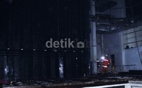 Api menghanguskan lantai tiga gedung Teater Luwes di IKJ.