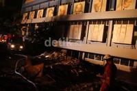 Sebelumnya, api membakar gedung sekitar pukul 17.30 WIB.
