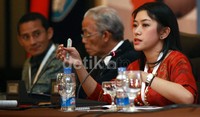 Perintis Rumah Pintar Siti Rubi Aliya Rajasa (kanan), Ketua Komisi Nasional Indonesia untuk United Nations Educational, Scientific and Cultural Organization (Unesco) Arief Rahman (tengah), CEO Saratoga Group Sandiaga Uno (kiri) saat menjadi pembicara dalam acara Forum Kebijakan Internasional tentang Melek Huruf dan Pendidikan Kecakapan Hidup untuk Remaja Rentan Melalui Komunitas Pusat Belajar di Mercure Hotel, Ancol, Jakarta, Selasa (20/8).