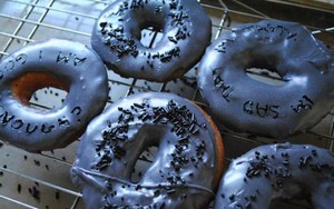 Kampanyekan Masalah Depresi, Toko Kue Ini Hanya Jual Kue Warna Gelap