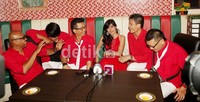 Kita anti gitar, keyboard dan lain-lain. Semuanya murni bass. Hanya saja pembagian di sound di masing-masing bass, tegas salah satu personel, Haze.