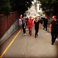 Jalan-jalan bareng Matt dan Dominic #muse, tulis CL dalam bahasa Prancis. (Instagram)