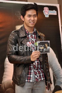 Tidak sendiri, penyanyi 21 tahun itu turut serta mengajak beberapa komposer untuk menciptakan karya-karya terbaik. Noel/detikHOT.