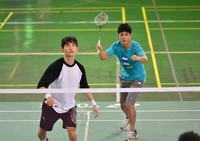 Changmin dan Lee Jong Su bermain badminton di acara jumpa pers 'Cool Kiz on the Block'. (KBS/Reuters)