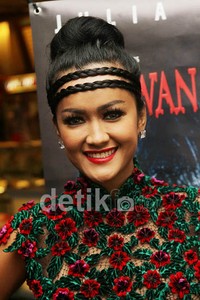 Jupe tampil dengan tatanan rambut yang dicepol yang dihiasi dengan kepangan. Gus Mun/detikHOT.