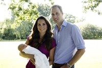     Kate terlihat menggendong Pangeran George yang tengah tertidur dan William berada di sisinya. REUTERS/Michael Middleton/The Duke and Duchess of Cambridge/Handout via Reuters.