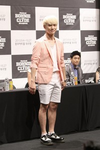 Ia memadukan blazer pink-nya dengan kaus dan celana putih. (TenAsia/Paeng Hyun Jun)