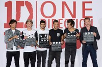 One Direction tampak ceria selama acara berlangsung. Ian Gavan/Getty Images for Sony Pictures.