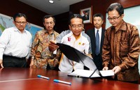 Penandatanganan perjanjian jual beli PLTA Rajamandala dilakukan oleh Direktur Utama PLN Nur Pamudji dengan Direktur Utama PT Rajamandala Electric Power Bambang Priyambodo dan Takashi Shimada. Humas PLN/Agus Trimukti.