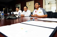 Dirut PLN Nur Pamudji berdiskusi dengan Direktur Pengadaan Strategis dan Energi Primer PLN Bagiyo Riawan, Direktur Utama PT Indonesia Power Djoko Hastowo, Direktur Utama PT Rajamandala Eenergy Power Bambang Priyambodo, dan Managing Executive Officer dari Kansai Electric Power Inc Hidehiko Yukawa. Humas PLN/Agus Trimukti.