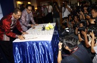 Dirut Bank BTN Maryono (kanan) dan Dirut Telkom Arief Yahya (kiri) melakukan penandatanganan kerjasama. Lamhot Aritonagn/detikFoto.