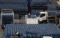 Beberapa pekerja terlihat sedang melakukan aktifitas bongkar muat air minum kemasan dan galon di Depo Air minum Kalibata, Jakarta Selatan, Selasa (20/8/2013).