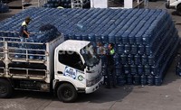 Padahal, Air Minum dalam kemasan itu menurut Kementerian Perdagangan sudah termasuk dalam kategori produk kebutuhan pokok yang seharusnya mendapatkan dispensasi distribusi saat hari raya.