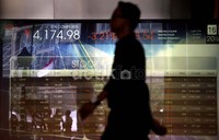 IHSG anjlok pada penutupan perdagangan hari ini. Menurut Menteri Keuangan Chatib Basri, situasi pasar keuangan baik dari anjloknya Indeks Harga Saham Gabungan (IHSG) dan pelemahan rupiah masih dalam tahap aman.