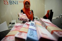 Berdasarkan kurs jual yang tercatat di website BNI hingga pukul 12.00 WIB, langsung menaikkan kurs jualnya di level Rp 11.050.