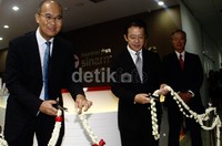 Presdir PT Asuransi Jiwa Sinarmas MSIG, Johnson Chai (kiri) bersama Direktur Asuransi Jiwa Sinarmas MSIG, Hirofumi Koyanagi (tengah) disaksikan Yu Kitai memotong kembang pita pada pembukaan Pusat Latihan Sinarmas MSIG Life dan Launching SMile Education di Jakarta. Lamhot Aritonang/detikFoto.