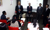 Presdir PT Asuransi Jiwa Sinarmas MSIG, johnson Chai (kiri) didampingi direksi berbincang dengan para trainer yang sedang training smile education. Lamhot Aritonang/detikFoto.