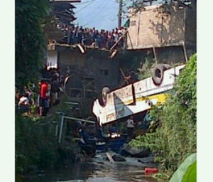 Bus Giri Indah Seret Mobil Pikap Bermuatan Tabung Gas ke Jurang