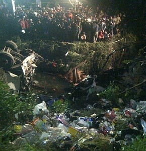 Belum Dievakuasi, Bus Naas di Cisarua Masih Jadi Tontonan Warga