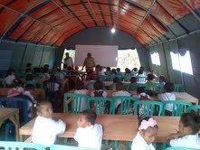 Senyum Siswa Sekolah Darurat yang Berdiri di Tengah Hutan Maluku