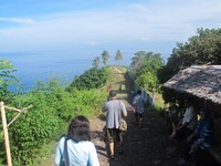 Menuju Bukit Malimbu, Anda harus jalan menurun. Siapkan kamera, karena di depan mata ada pemandangan indah menanti! (Afif/detikTravel)