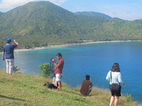 Para wisatawan yang datang ke Melimbu menggunakan berbagai kamera untuk memotret kecantikannya, baik kamera SLR, poket, hingga kamera HP. Perhatikan kaki Anda, jangan sampai terperosok ke bawah (Afif/detikTravel)
