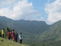 Jangan hanya lihat lautnya saja, tapi pandangilah perbukitan hijau di Bukit Malimbu. Perbukitan hijau nan cantik ini jadi latar lautan biru. Tak ada perbukitan yang tandus dan gersang, semuanya hijau dan lebat (Afif/detikTravel)