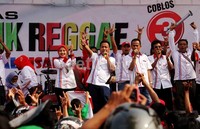 Miing bernyanyi di hadapan pendukungnya.