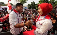 Miing bersama istri menyempatkan diri bernyanyi di depan pendukungnya.