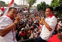 Rekan Miing di grup lawak Bagito, Didin (kiri) ikut menyemarakan kampanye di pinggir Sungai Cisadane tersebut.