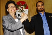 Duta besar Filipina untuk Indonesia Rosario Aguinaldo berjabat tangan dengan Ketua KPK Abraham Samad disela-sela penyerahan penghargaan. Lamhot Aritonang/detikFoto.