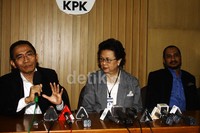 (Kiri ke kanan) Wakil Ketua KPK Adnan Pandu Pradja, Duta besar Filipina untuk Indonesia Rosario Aguinaldo, dan Ketua KPK Abraham Samad memberikan keterangan pers terkait penghargaan tersebut. Lamhot Aritonang/detikFoto.