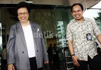 Duta besar Filipina untuk Indonesia Rosario Aguinaldo keluar gedung KPK seusai menyerahkan penghargaan. Lamhot Aritonang/detikFoto.