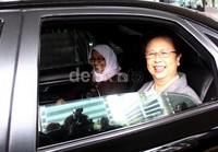 Duta Besar Filipina Rosario Aguinaldo meninggalkan gedung KPK, Jl HR Rasuna Said, Jakarta. Lamhot Aritonang/detikFoto.