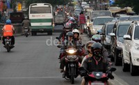 Kebiasaan ini sangat berbahaya bagi mereka serta pengendara yang lain.