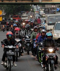 Mereka bahkan nyaris mengambil setengah badan jalan dari arah yang berlawanan.