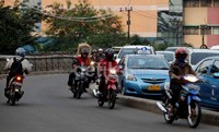 Beberapa kali polisi menertibkan pengendara yang melawan arus namun kembali berulang.