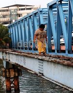 Bocah Nekat Menyeberang Lewat Bekas Jembatan