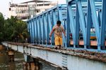 Bocah Nekat Menyeberang Lewat Bekas Jembatan