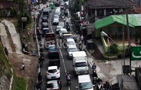 Kendaraan tampak mengular panjang.