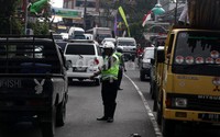Polisi berusaha mengurai kemacetan.