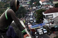 Warga menyaksikan kemacetan yang disebabkan banyaknya warga yang menonton lokasi kecelakaan.