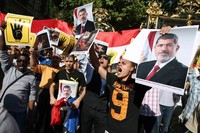 Sekitar 200 demonstran pro Mursi berdemo di depan Kedubes Arab Saudi di Paris, Prancis, Selasa (20/8) waktu setempat. AFP/Thomas Samson.